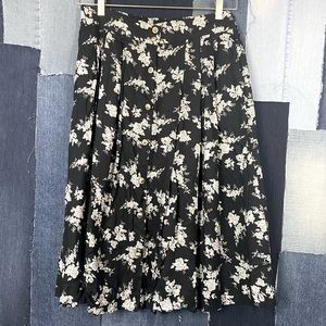 Vintage Full Skirt w/Front Silver Buttons and Side Pockets. Floral Print  Sz L